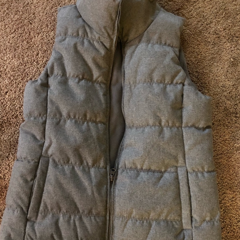 Old navy puffy vest ( women’s small)